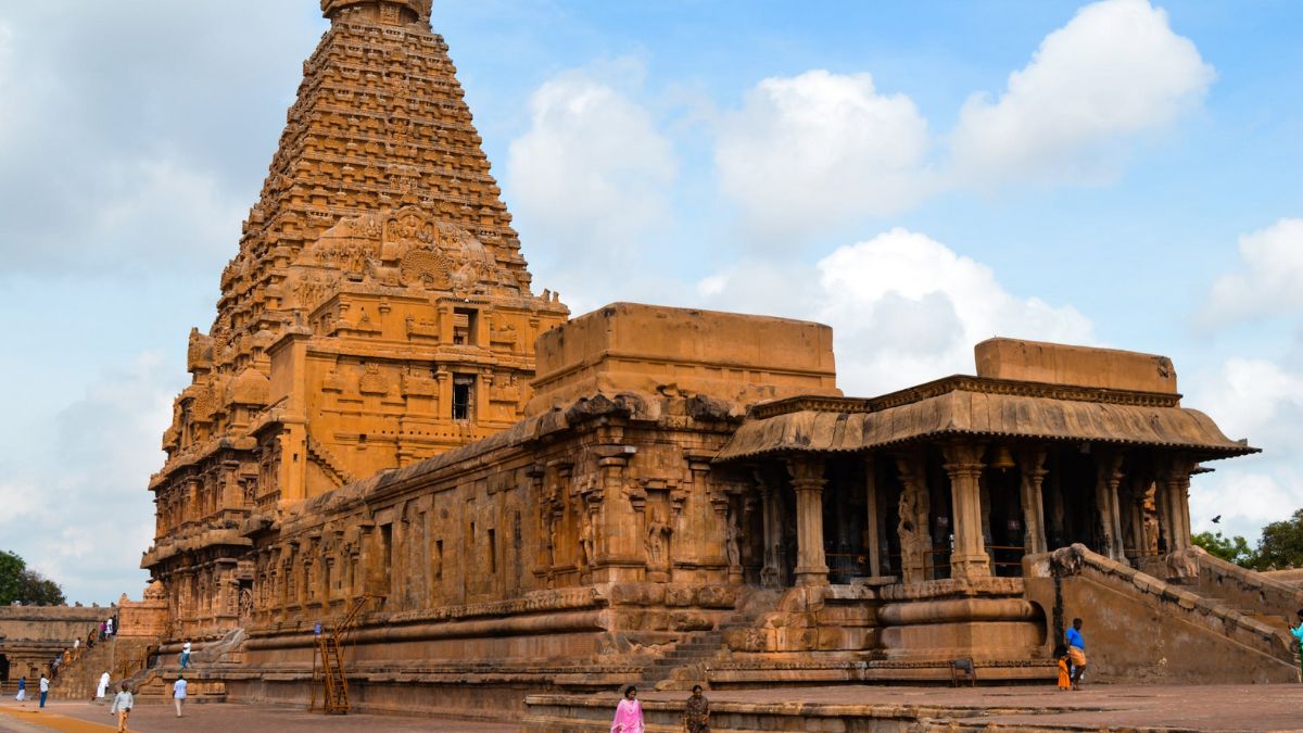 Brihadishwara Temple: The 11th Cen-Temple Which Exhibits Chola Dynasty & Tamil Architecture