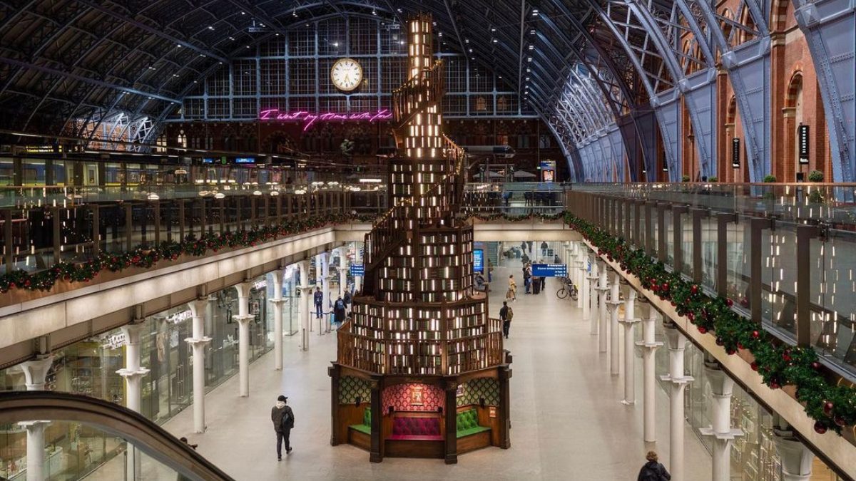 London’s St. Pancras’ Christmas Tree Display Is A 12-Metre Dream With 3,800 Hand-Painted Books