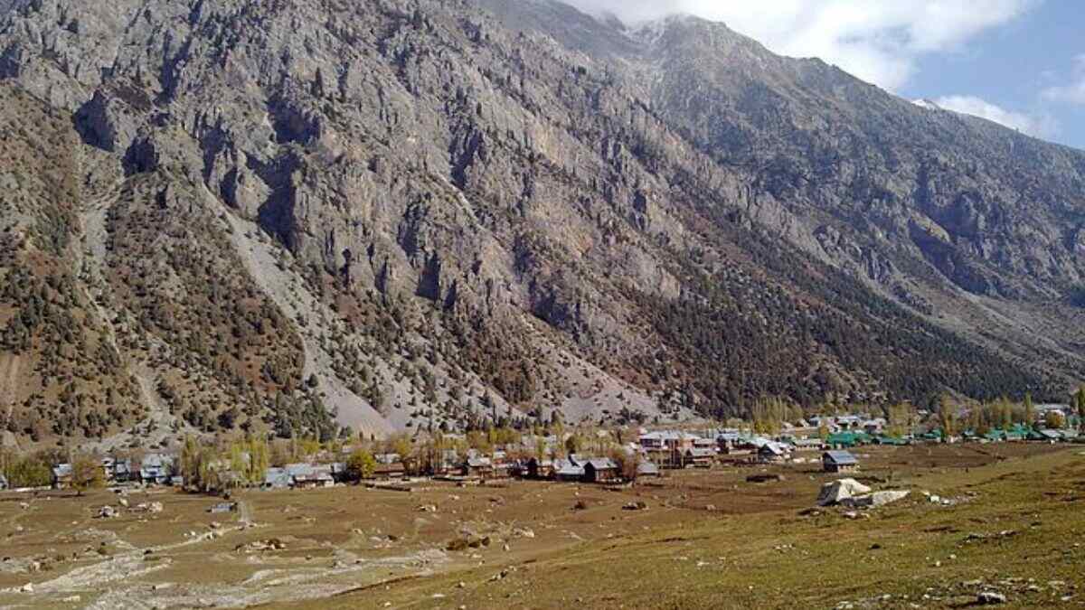 Travelling To Kashmir? Here Are 4 Tourist Things To Do In Dawar Village