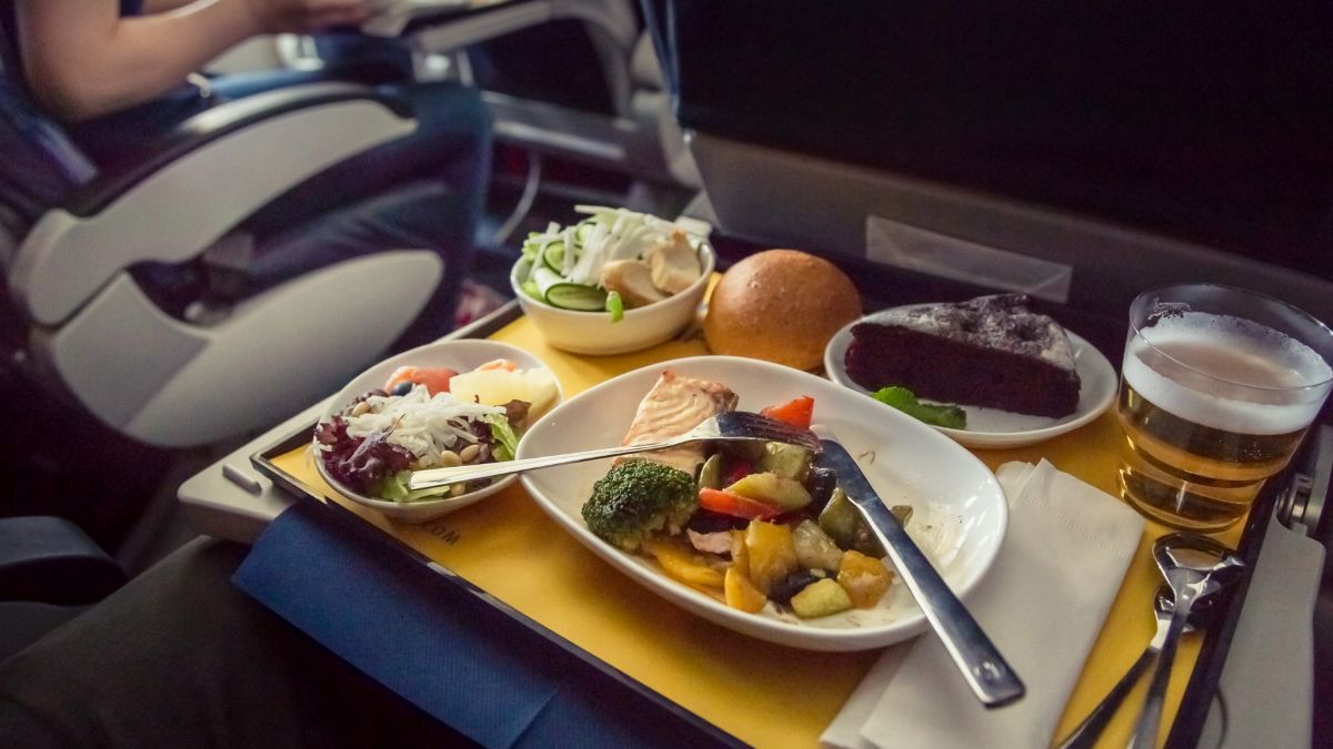 US: Now, Passengers Can Order Food & Drinks To Your Seats On Amtrak, Just Like India’s IRCTC!