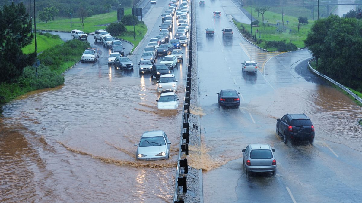 Heavy Rains Lash Bengaluru, Roads Flooded; Police Issues Traffic Advisory