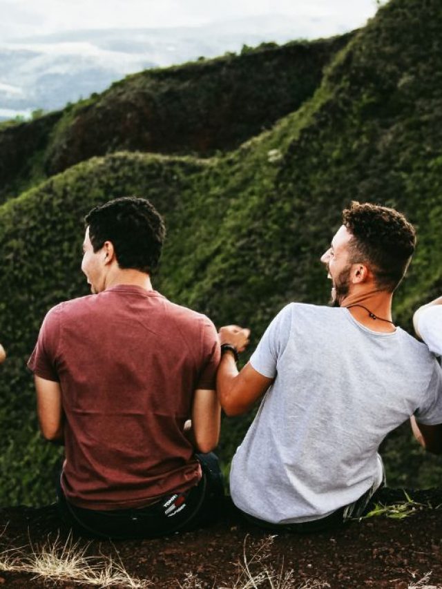 cropped-Men-holiday.jpg