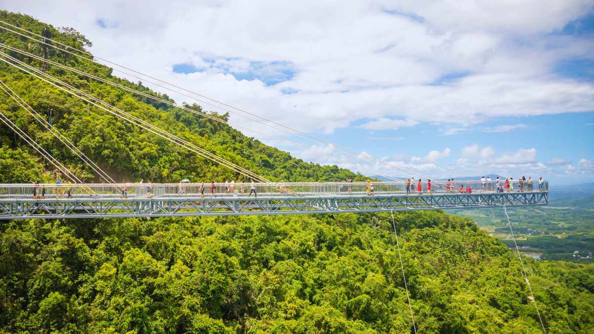 Indonesia: 32-ft Glass Bridge That Broke & Killed Tourist Was Just 1/2 Inch Thick. Can It Be Safe?