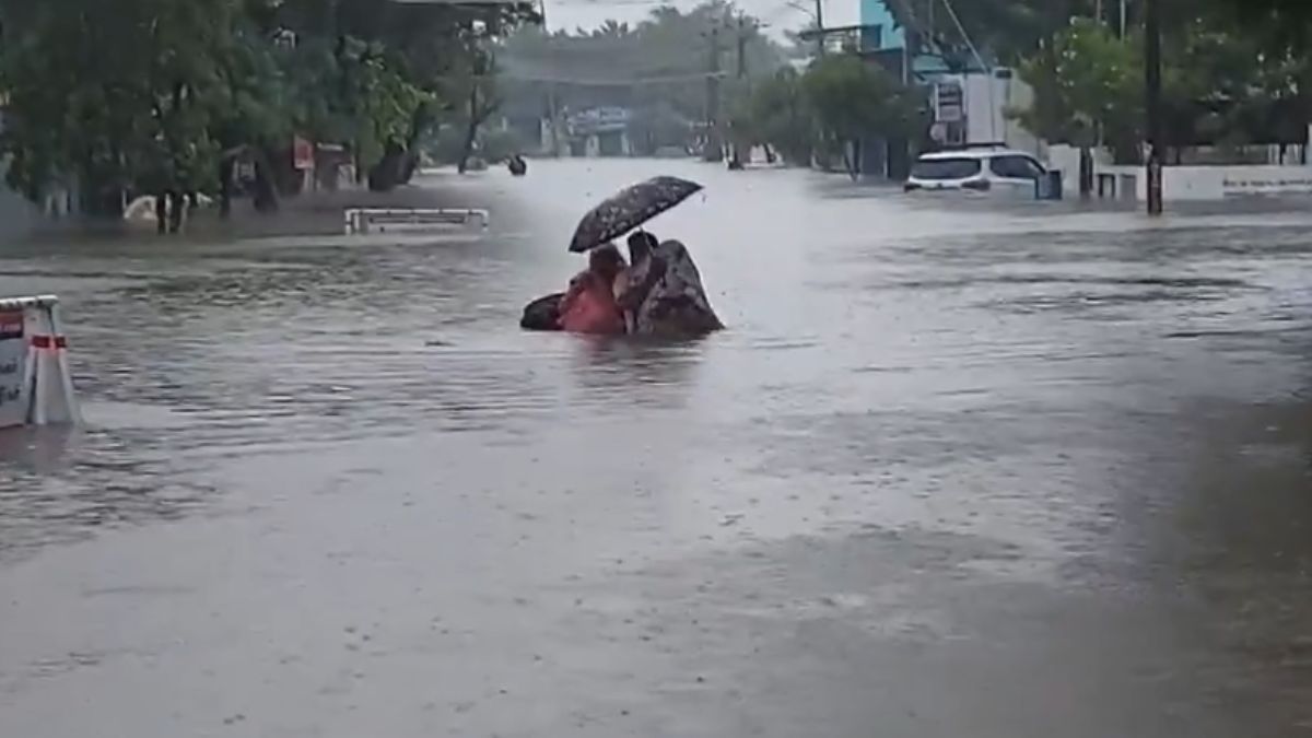 Heavy Rainfall In Many Districts Of Tamil Nadu; Schools, Colleges & Banks Are Shut On Dec 18