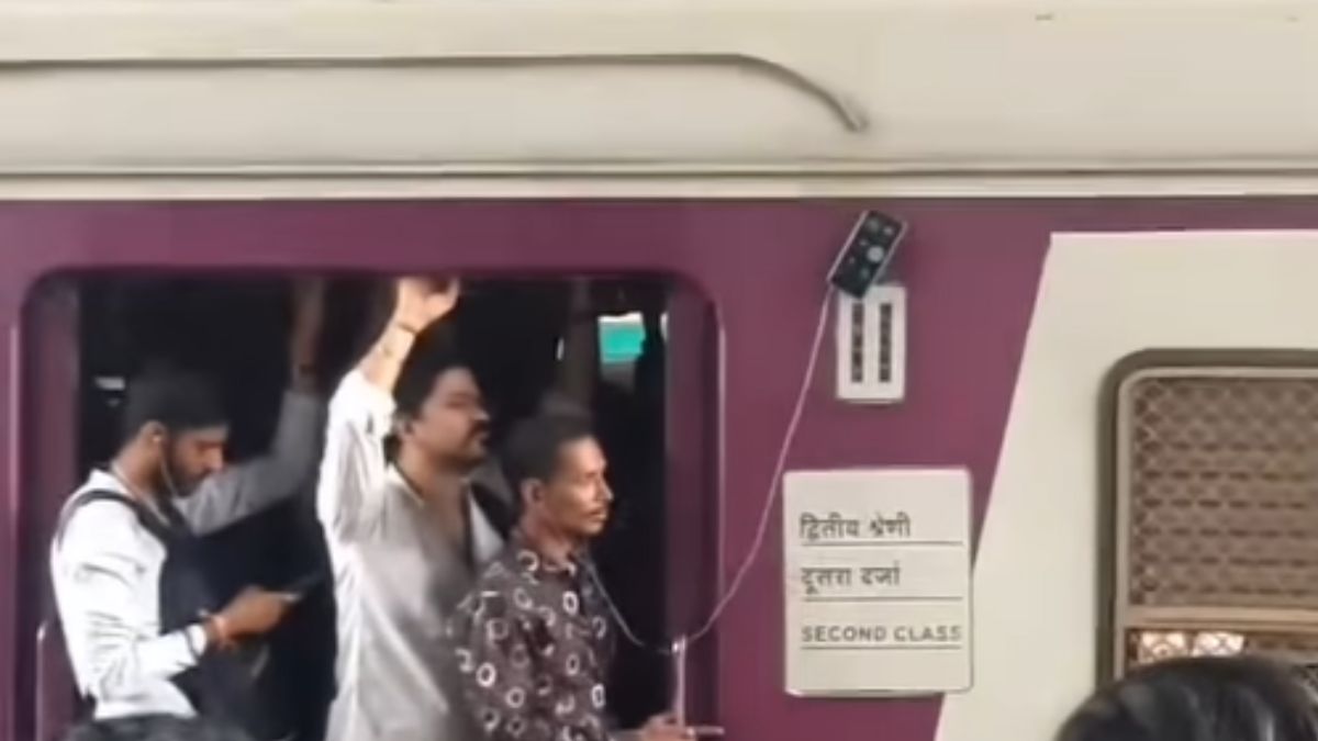 Local Train Passenger’s Insane Phone Jugaad Goes Viral; Netizens Say, “Only In Mumbai”