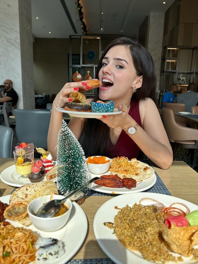 Anupamaa Actress Nishi Saxena Celebrates Christmas; Relishes Plum Cake, Donuts, Croissant & More