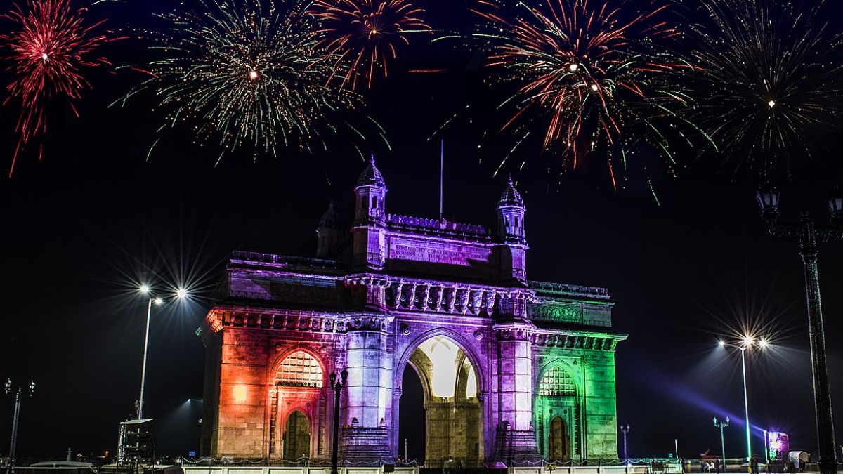 9 Popular Restaurants, Bars Near Gateway Of India For Countdown & Fireworks On 31st Dec