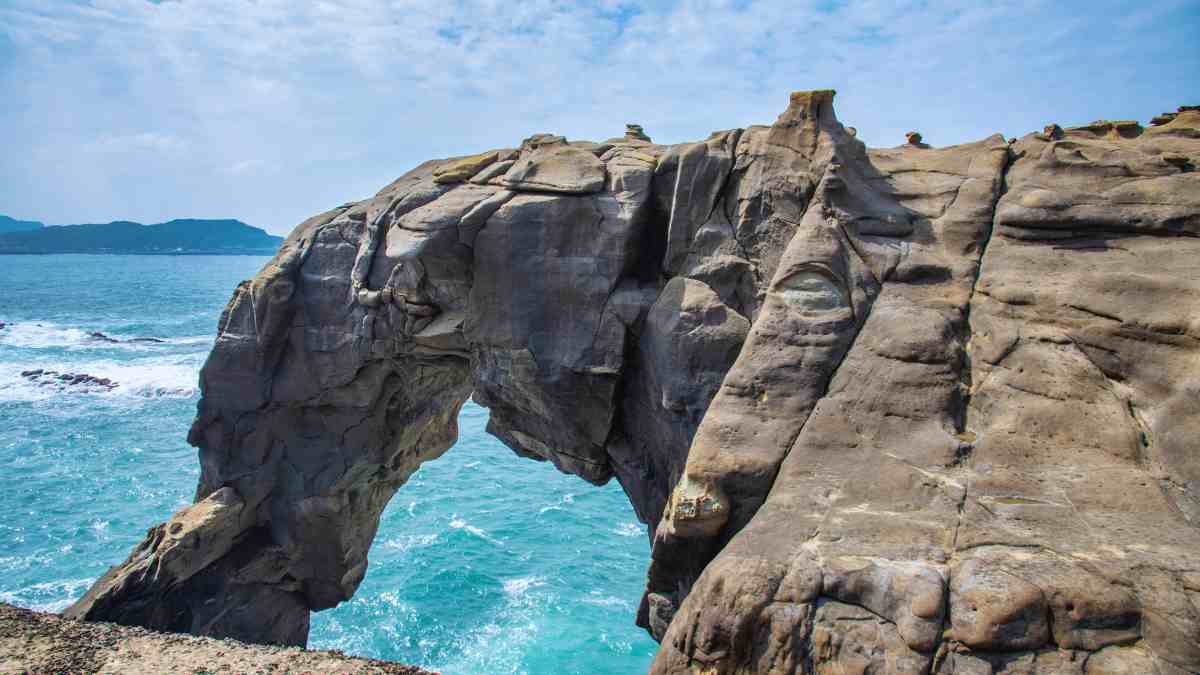 No “Trunk” Left At Taiwan’s Iconic Elephant Trunk Rock; Sightseeing Spot Is Now Closed To Visitors