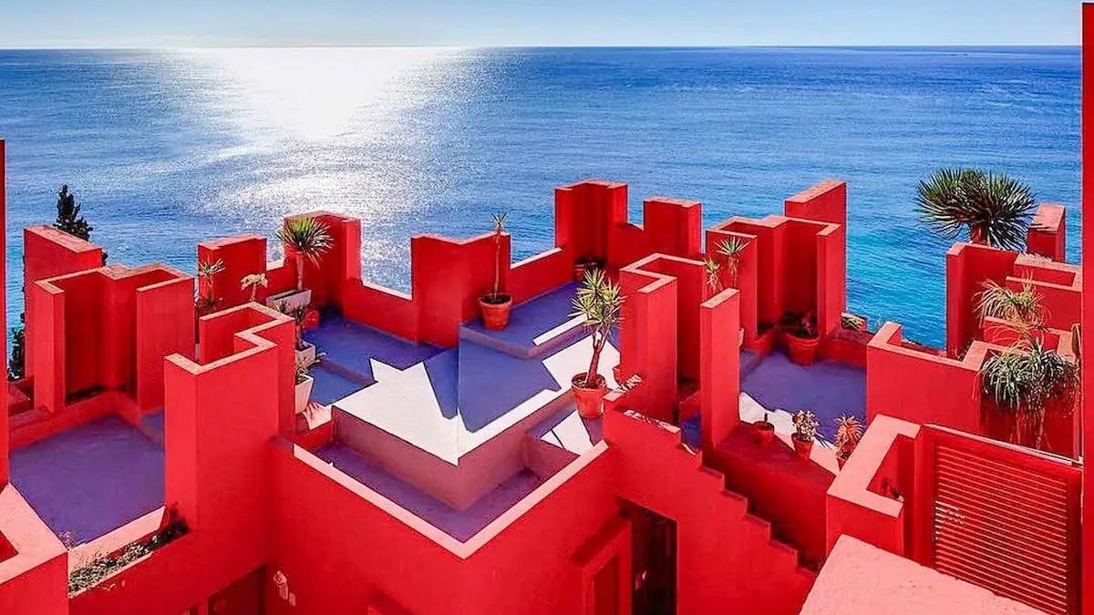 Esta residencia en España tiene la estética de una película de Wes Anderson, pero la estructura del juego del calamar es como un laberinto