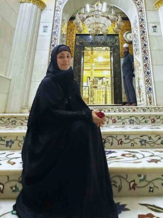 Inside Hina Khan’s Visit To Saudi To Perform Her 2nd Umrah; Relishes Ice Cream & Zaatar Pie During Her Trip