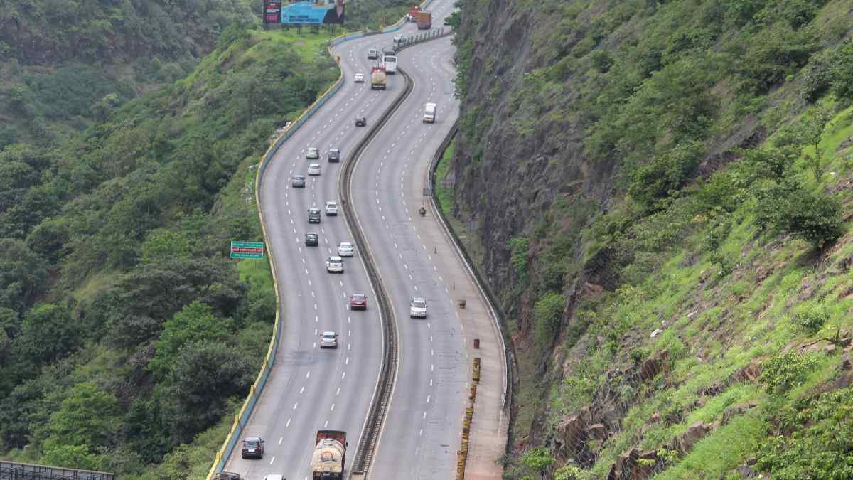Mumbai-Pune Expressway Closed For 6 Hrs Due To Construction Work On Rail Corridor; Here Are Alt Routes