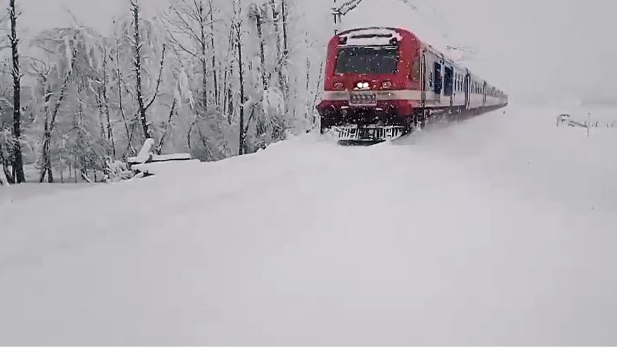 Passing Through Snowy Tracks, Ashwini Vaishnaw Shares Glimpses Of Baramulla-Banihal Train During Snowfall