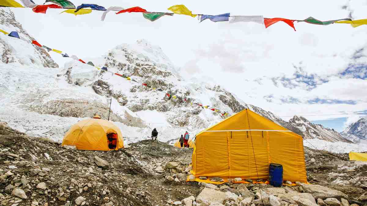 Mount Everest Is Stinking With Poop; Climbers Asked To Bring Back Their Poop To Base Camp