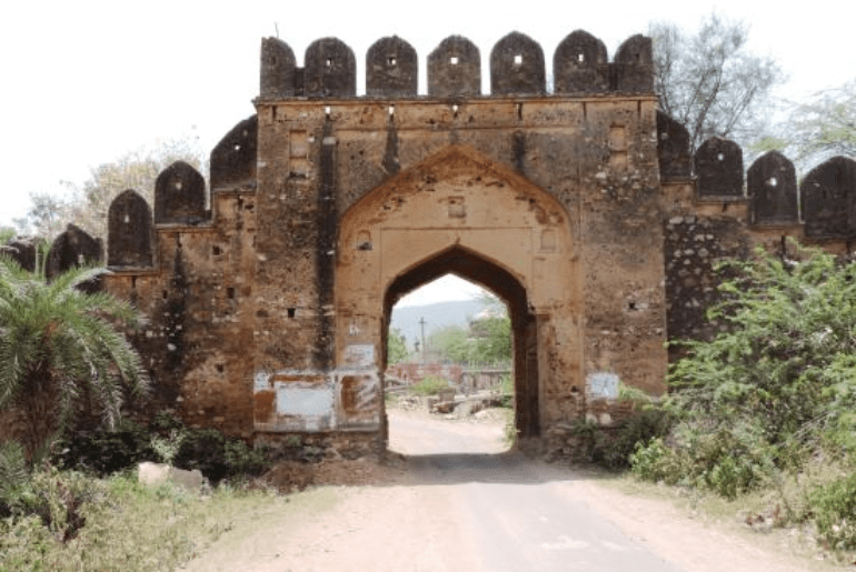 Ajabgarh Ki Gajab Kahani! Said To Be Haunted & Cursed, This Village In ...