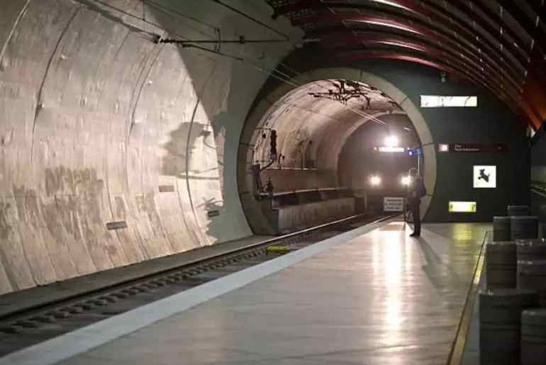 Kolkata underwater metro service 