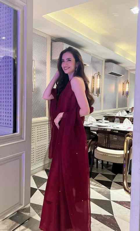 sana javed purple dress @sanajaved.official in this beautiful sunset purple kurta shalwar by @rozinamunibofficial , Now available at www.mymeraki.ae , styled by @khojiiii , Video: @bilalsaeedphotography , #SanaJaved