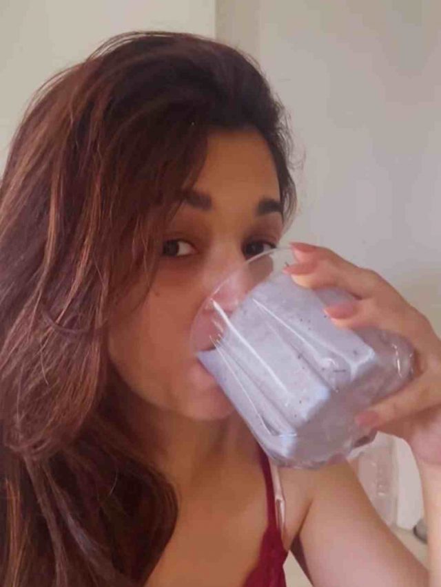 Anupamaa Star Nidhi Shah AKA Kinjal Makes Her Fav Breakfast Smoothie; Recipe Inside
