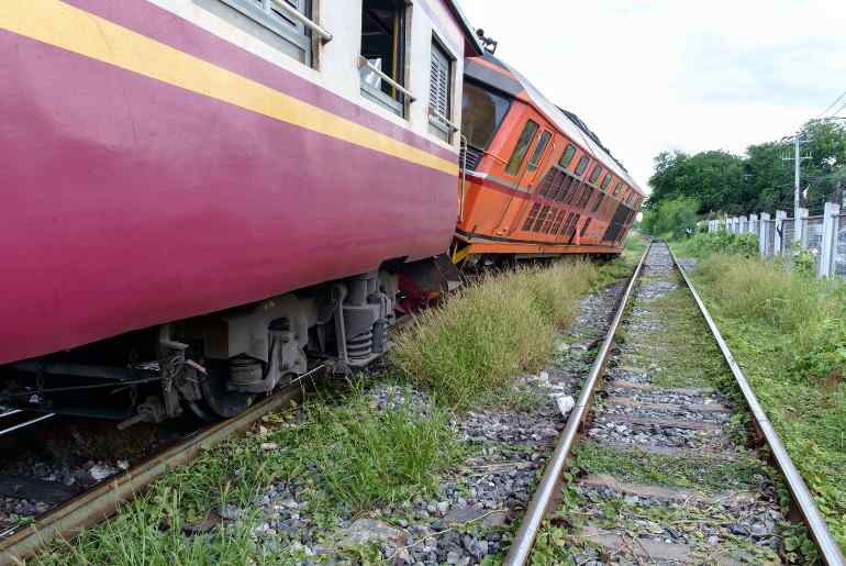 Mumbai local train derail