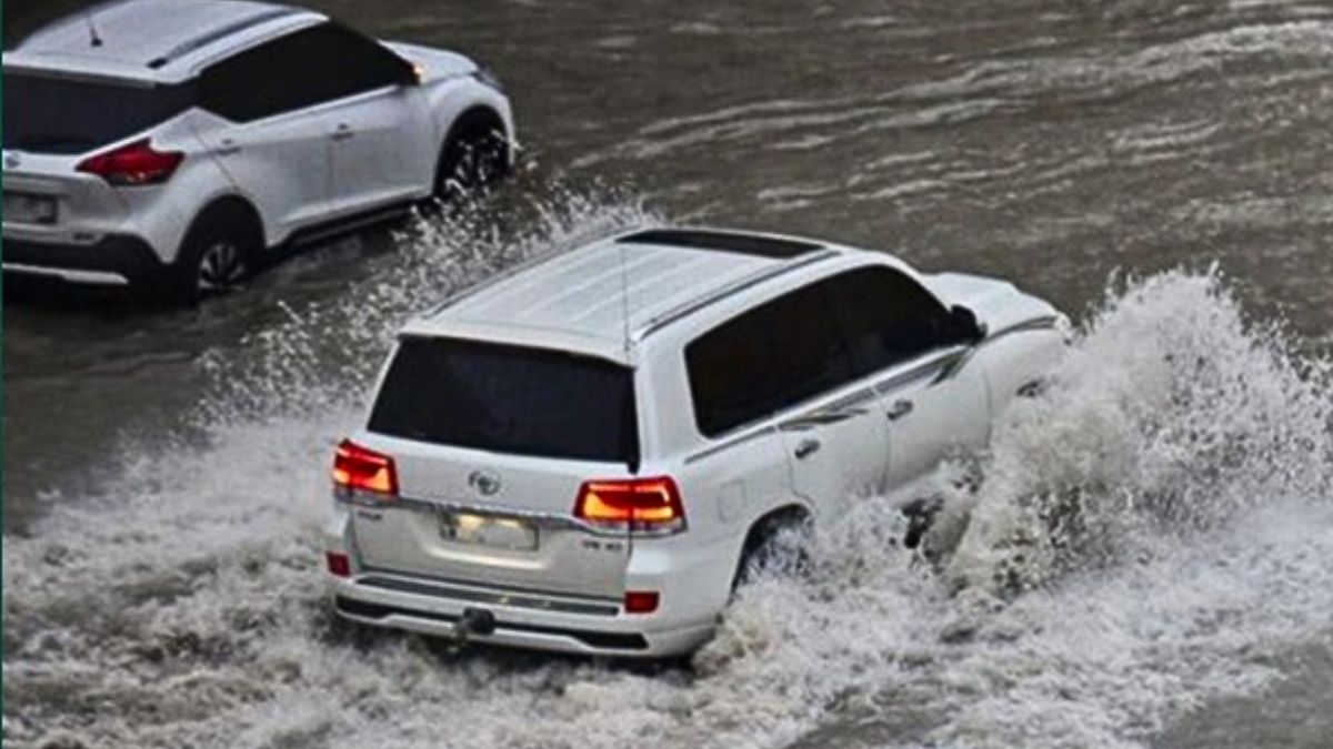 Dubai Police Calls For Swift Removal Of Stalled Vehicles From Water-Logged Roads