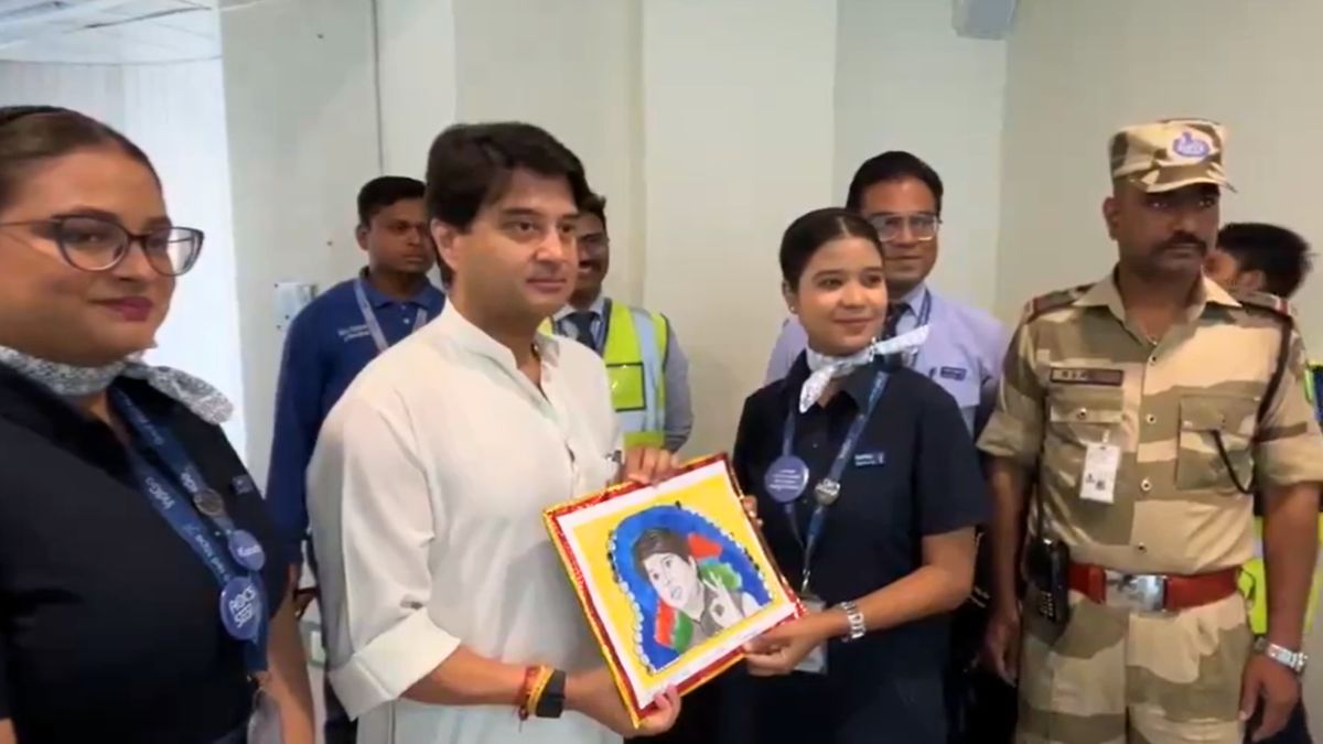 IndiGo’s Differently-Abled Crew Member Gifts Jyotiraditya Scindia A Portrait; He Interacts & Thanks Her In Sign Language