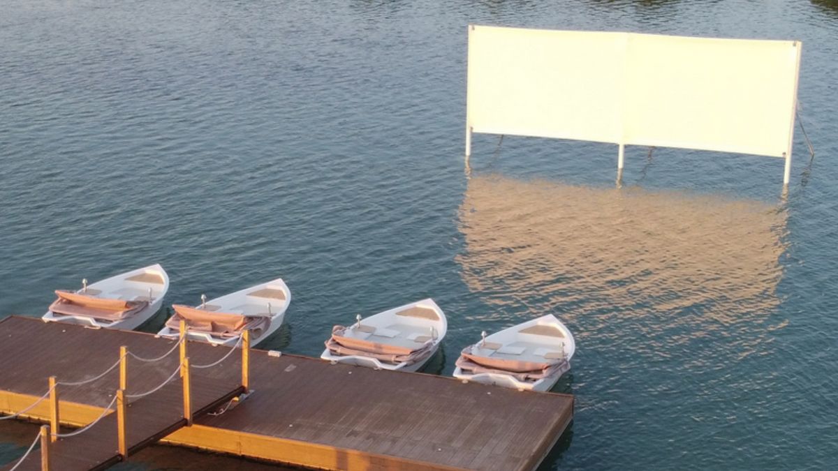 Just An Hour Away From Dubai, UAE Has A New Floating Cinema Is A Chilled, Contemporary Spot!