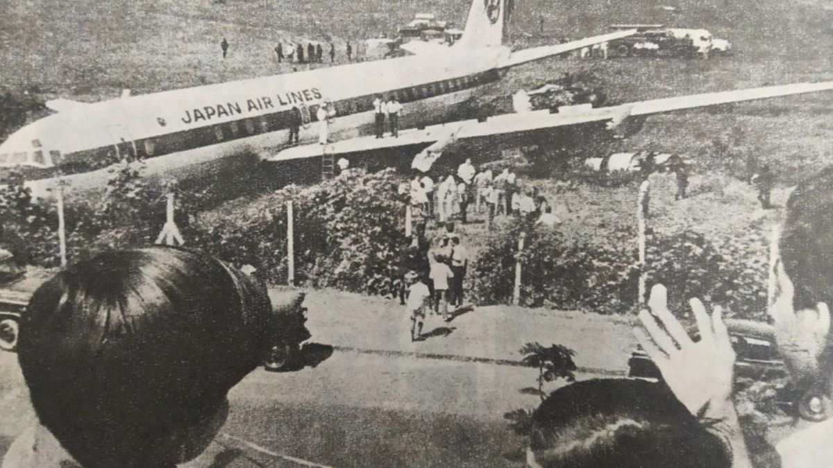 Back In 1972,  A Japanese Plane Landed At The Wrong Airport In Mumbai. Later, Its Parts Featured In A Bollywood Film!