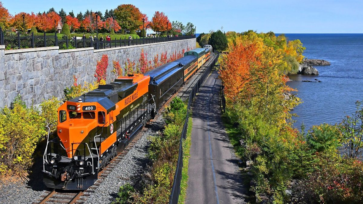 This Train Ride In Duluth, Minnesota, Offers A 75-Minute Trip With Views Of The Breathtaking Lake Superior