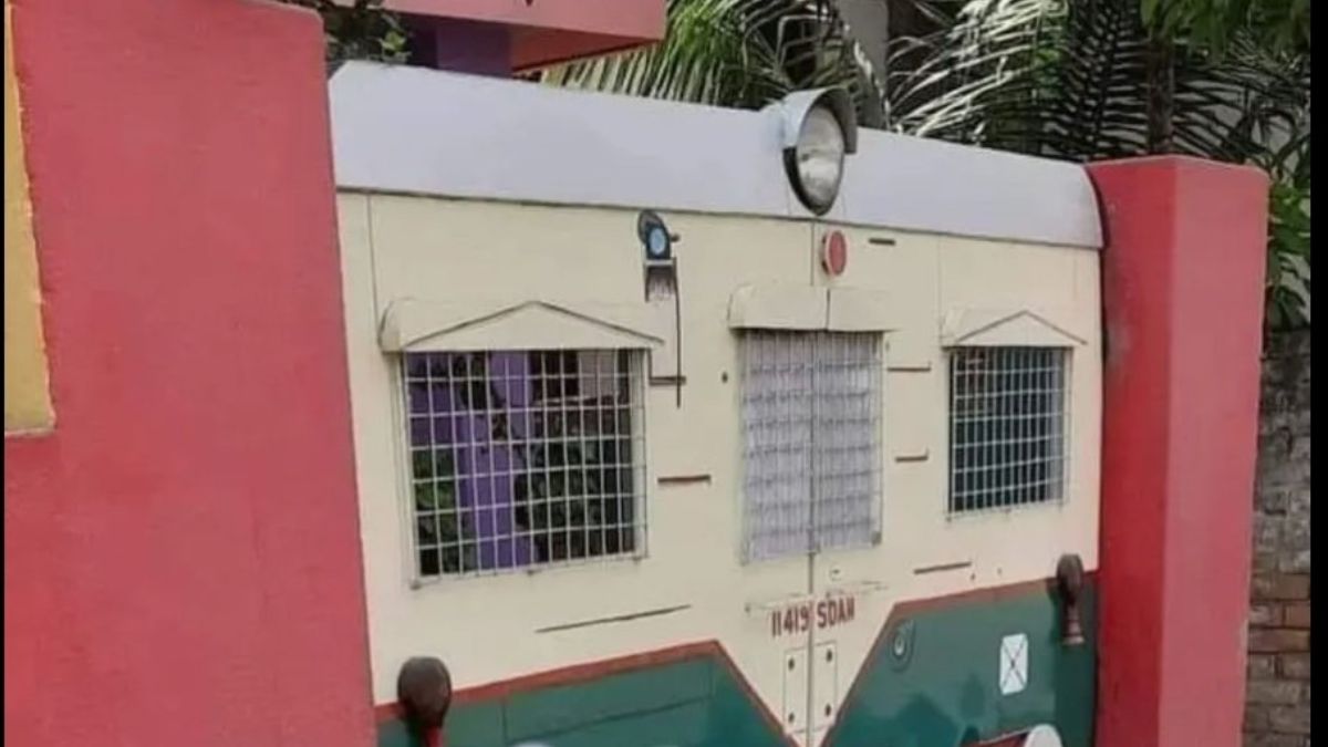 Kolkata: Civil Servant Shares Picture Of A Train-Themed Gate In A Retired Railway Employee’s House