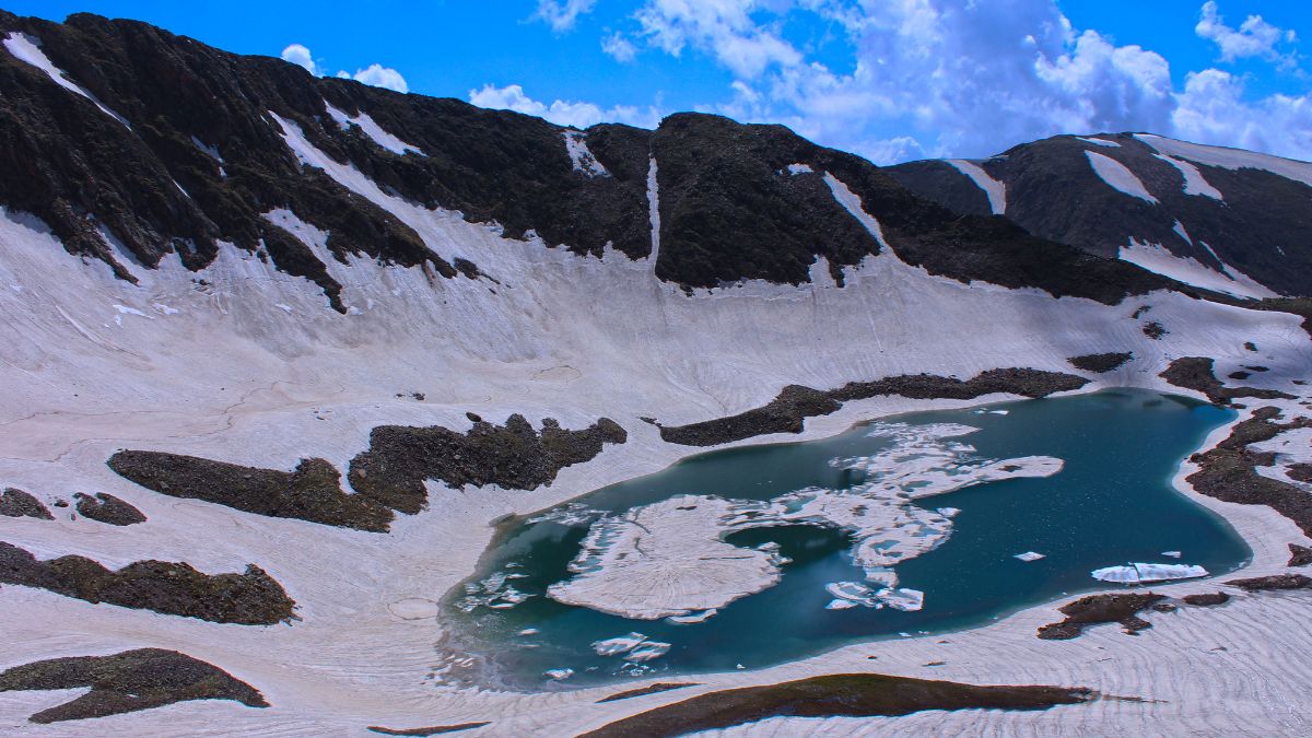 Go Beyond Gulmarg & Trek To A Frozen Lake At 4380m! Here’s All About Kashmir’s Alpather Lake
