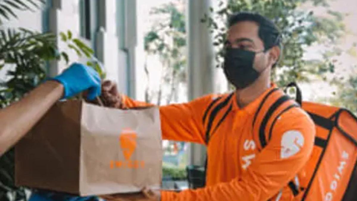 Swiggy And Zomato Quietly Cut Delivery Radius For Premium Members; Spark Social Media Outrage