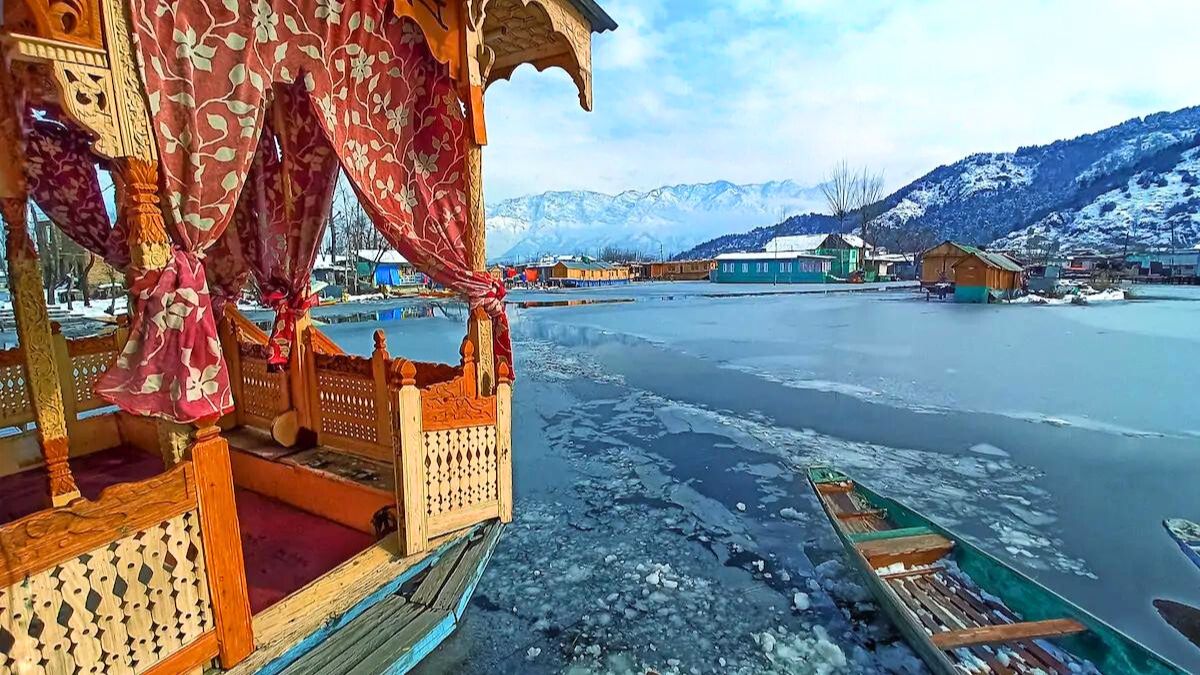 Looking For A Romantic Stay In Srinagar? Book This Shikara Boathouse On Dal Lake For Just ₹4K/N