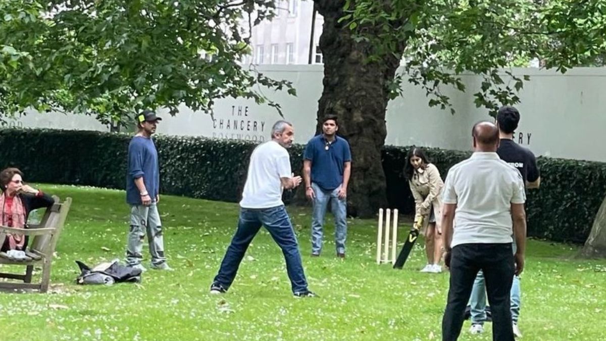 Shah Rukh Khan Enjoys A Game Of Cricket With Daughter Suhana & Agastya Nanda In London