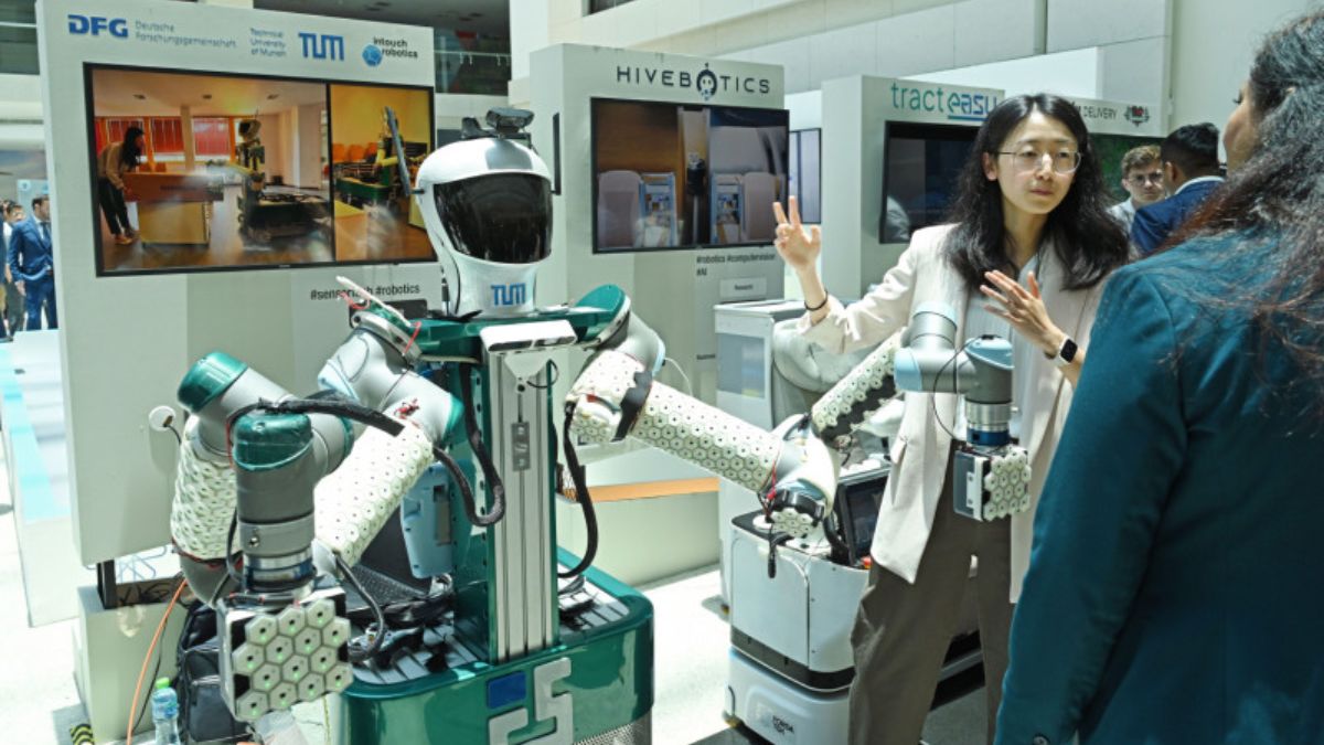 Soon, Your Emirate Flights Might Have AI-Powered-Robots That Will Clean Seats & More!