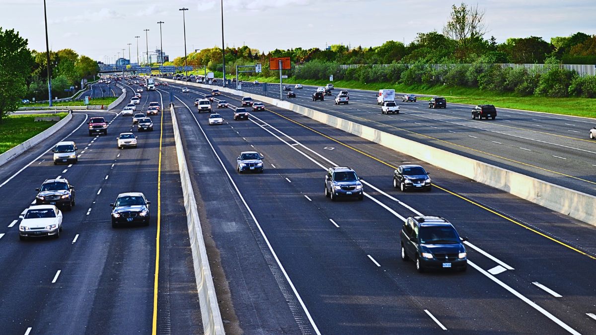 Lane Swerving In UAE Can Cost You A Fine Of Up To AED 1,000 & 4 Black Points; Here’s How To Avoid It!