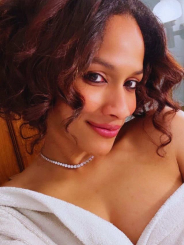 Masaba Gupta Enjoys Blueberries & Electrolytes For Her Pre-Breakfast Meal Masaba Gupta Enjoys Blueberries & Electrolytes For Her Pre-Breakfast Meal