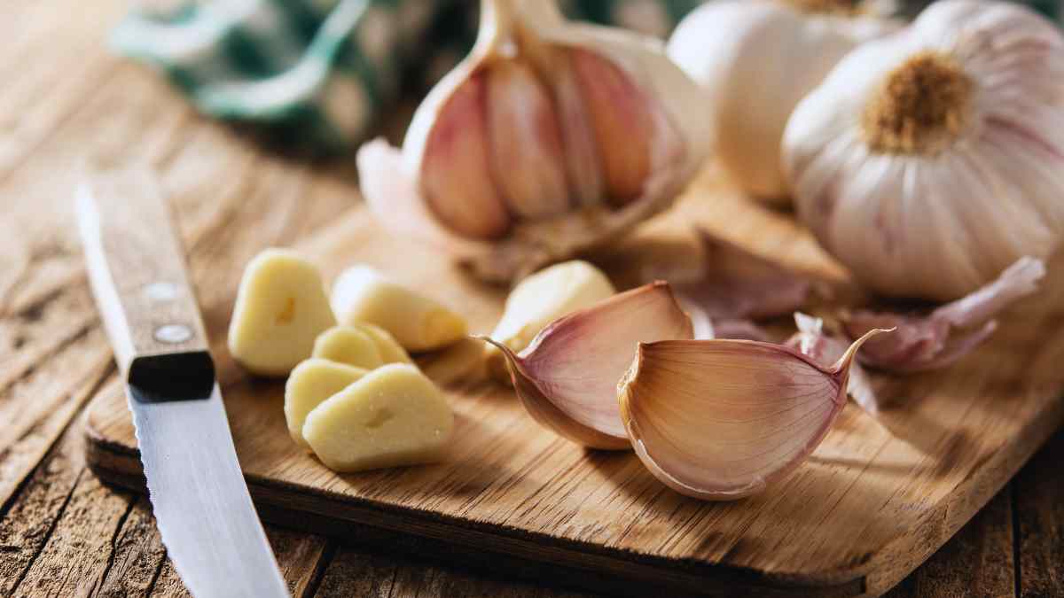 Can Eating Garlic Cloves Everyday Reduce Blood Sugar & Cholesterol? Here’s What Experts Say