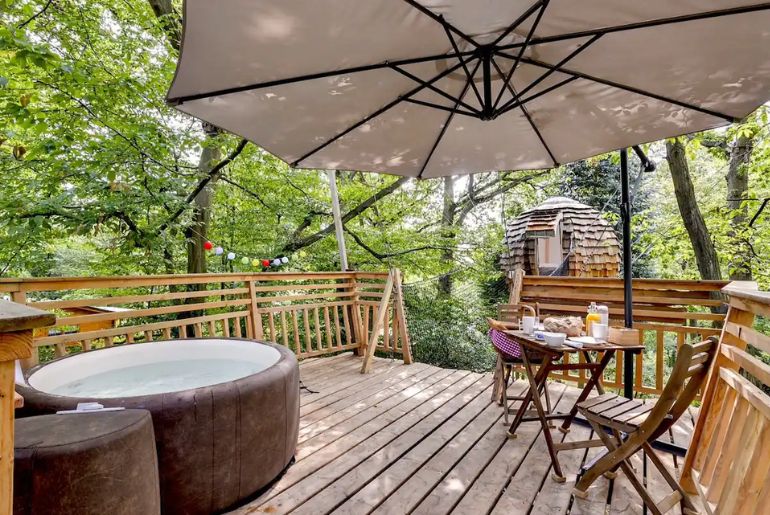 Private jacuzzi and dining area in treehouse cocoon plume at le bois de rosoy