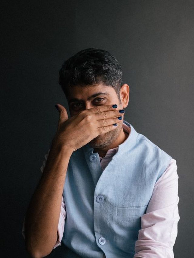 Varun Grover Relishes Dosa And Thatte Idli At These 2 Iconic Places In Bengaluru! Varun Grover Relishes Dosa And Thatte Idli At These 2 Iconic Places In Bengaluru!