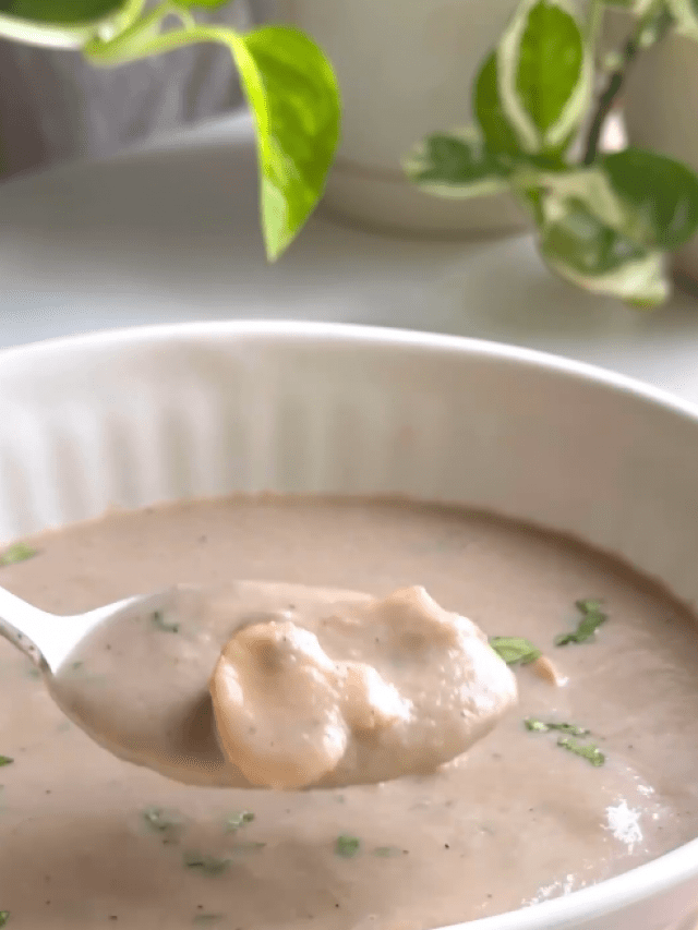 Make This Dairy-Free Caramelised Onion And Mushroom Soup In Just 6 Easy Steps
