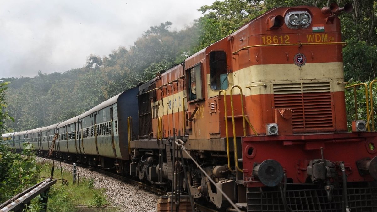 Manmad-Mumbai Panchavati Express Decouples Near Kasara; No Injuries Reported