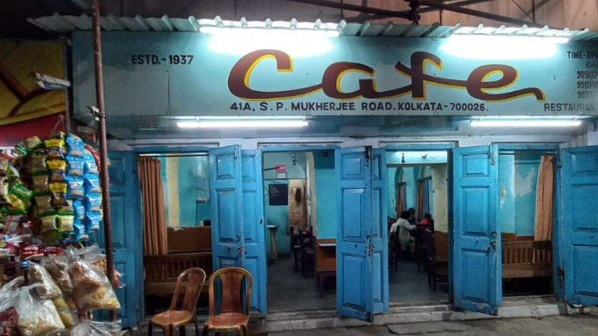 Kolkata’s ‘Cafe’ In Hazra Transports You To 1970s With Old-Charm Decor & Signature English Pudding Loaded With Nuts & Topped With Foam