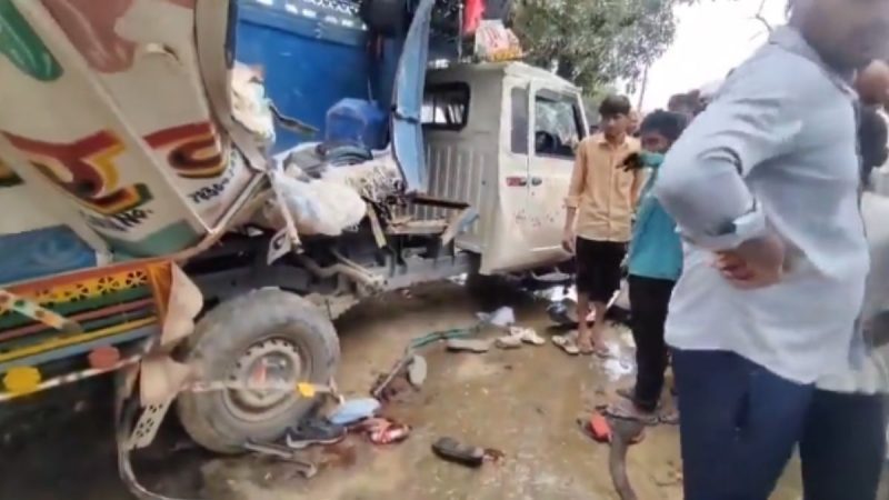 Van Collides With Bus Bulandshahr