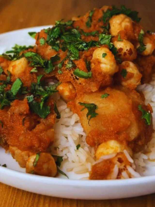 Chef Saloni Kukreja Cooks Savoury Makhana Aloo Curry; Shares Recipe | Curly Tales