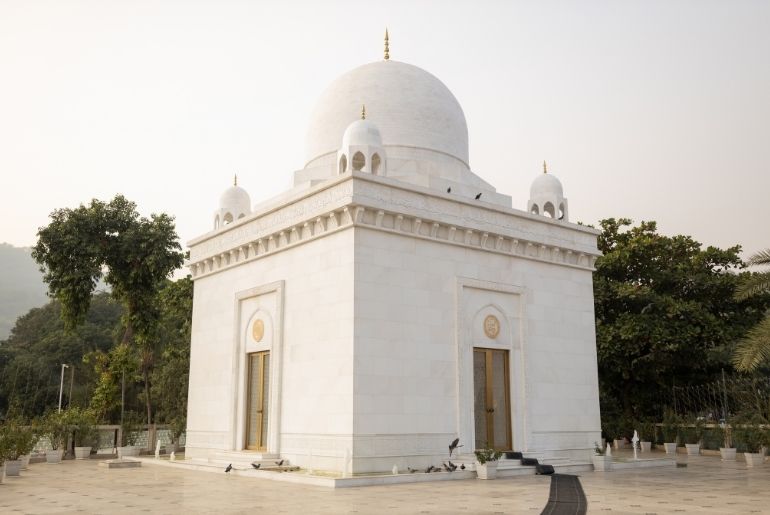 exterior view of raudat un noot at mazaar e qutubi