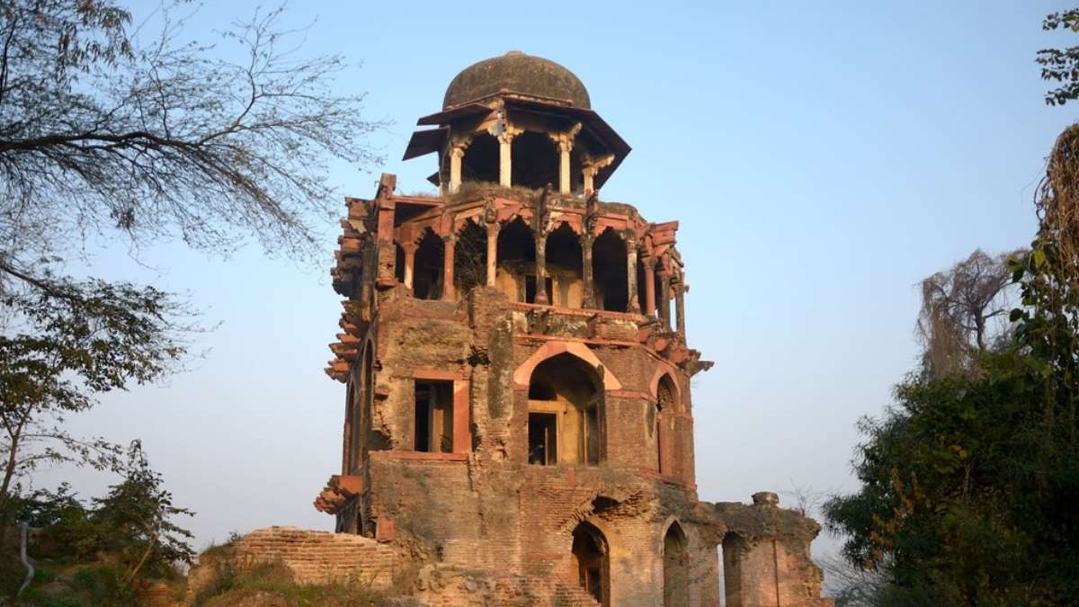 Hidden In Plain Sight, Battis Khamba Is Agra’s Forgotten Tower Of Mughal Splendour