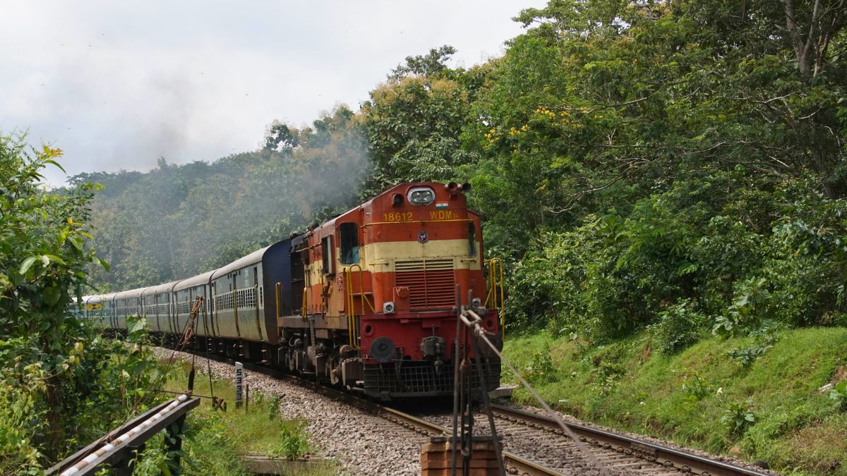 Delhi-Bound Bihar Sampark Kranti Express Received Hoax Bomb Threat; Allowed To Continue Journey After Thorough Inspection