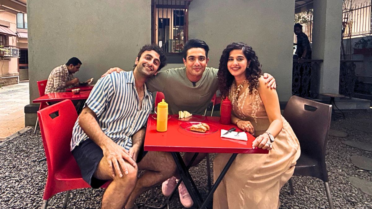 Ranveer Allahbadia, His Childhood Friend & Kamiya Jani Gorge On Yummy Food At Cafe 792