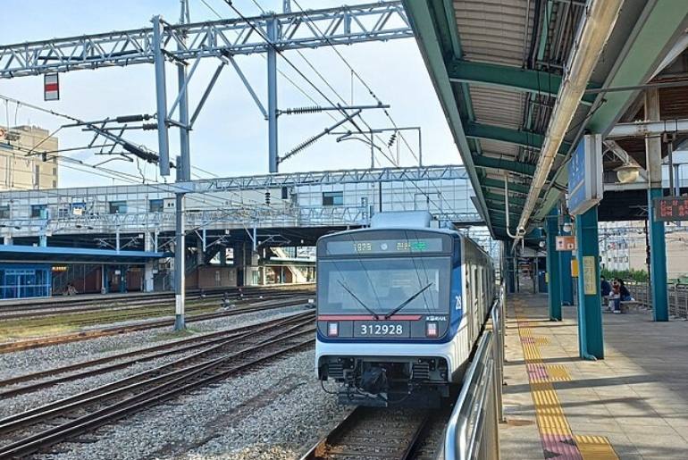 seoul subway train