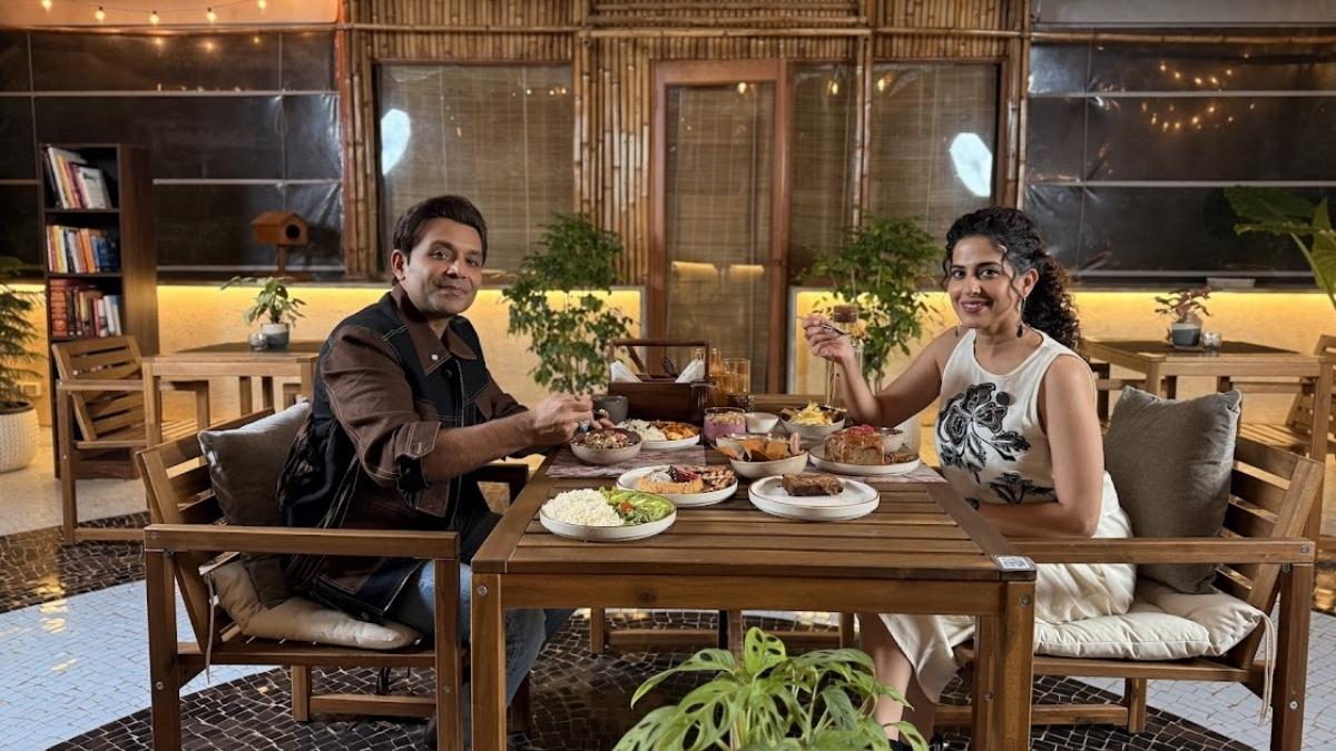 Heeriye Singer Shael Oswal Enjoys A Wonderful Meal With Kamiya Jani At Saar Cafe In Mumbai