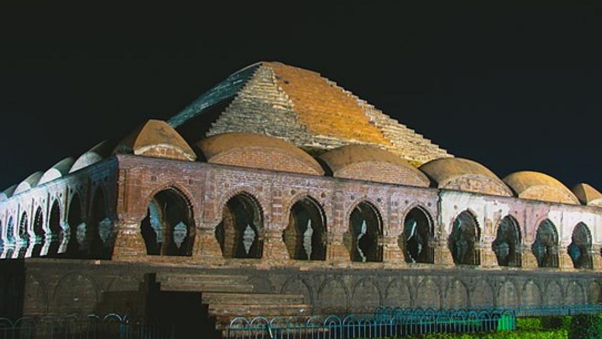 Rasmancha, A 17th Century Temple In Bishnupur, Built With Rice Husk Mortar & Red Bricks, Is A Fusion Of Bengali, Islamic & Egyptian Architectural Styles